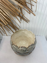 Load image into Gallery viewer, Shell Planter